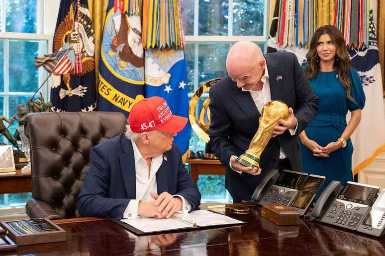 Donald Trump ao lado do presidente da Fifa,&nbsp; Gianni Infantino &ndash;