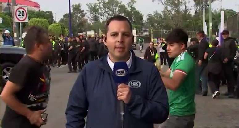 Entrada ao vivo da Fox Sports do M&eacute;xico flagrou dois torcedores trocando socos &ndash; Reprodu&ccedil;&atilde;o/FoxSportsMexico
