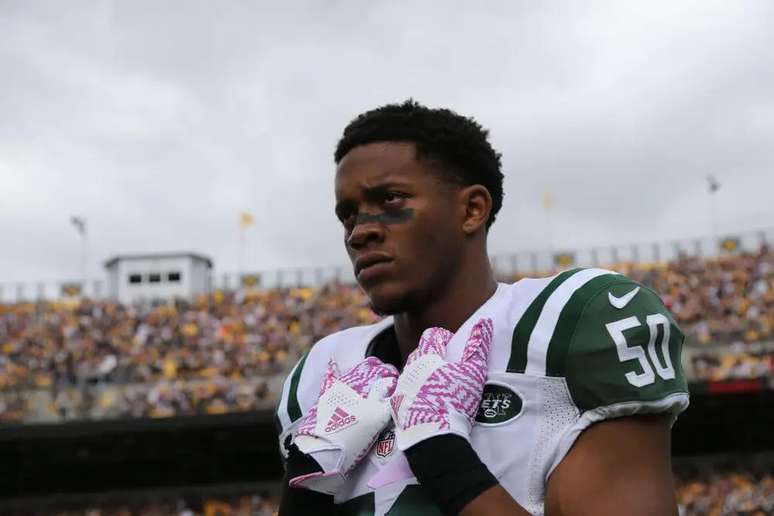 Darron Lee com camisa dos Jets, time de Nova York.