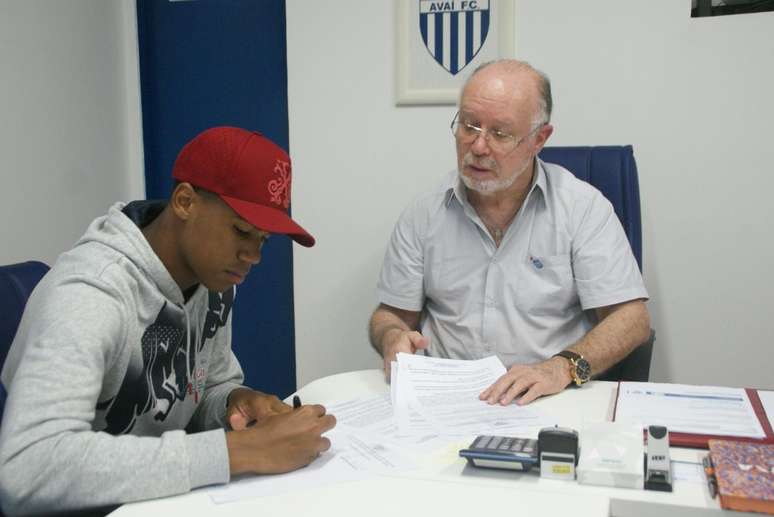 Gabriel Magalh&atilde;es assinando primeiro contrato profissional com o Ava&iacute;