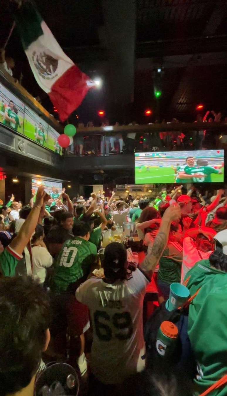 Torcida celebra vit&oacute;ria do M&eacute;xico em estreia na Copa do Mundo