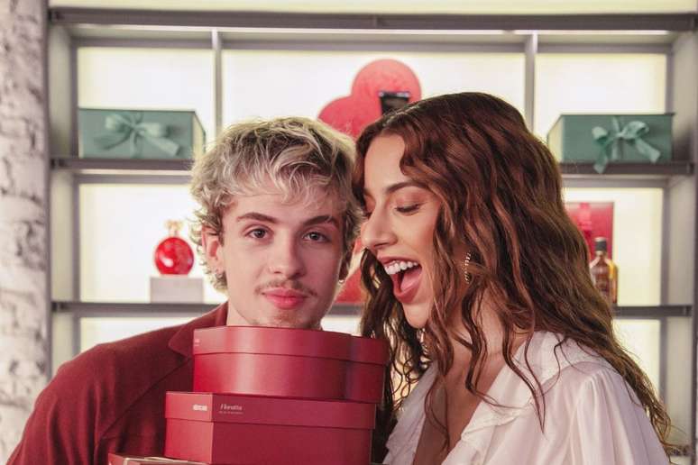 Juliano Floss e Marina Sena posam para fotos publicit&aacute;rias