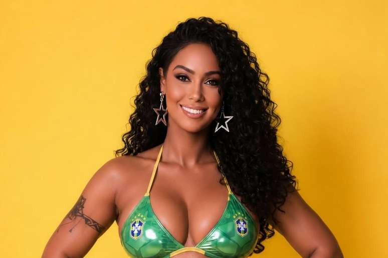 Rosiane Pinheiro reproduz foto da capa para Playboy