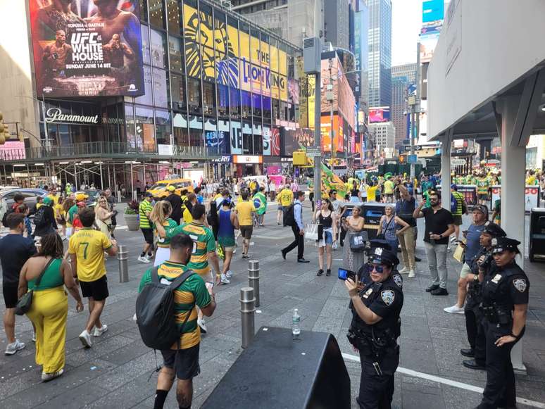 Policiais tiram foto dos brasileiros