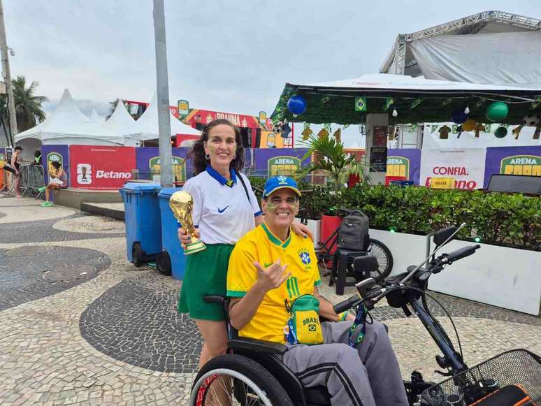 Ate a ta&ccedil;a da Copa do Mundo apareceu em frente &agrave; Arena Copacabana &ndash;