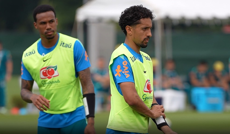 Defensores Gabriel Magalh&atilde;es e Marquinhos usando a munhequeira no treino da Sele&ccedil;&atilde;o Brasileira.