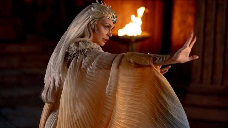 Morena Baccarin como a Feiticeira