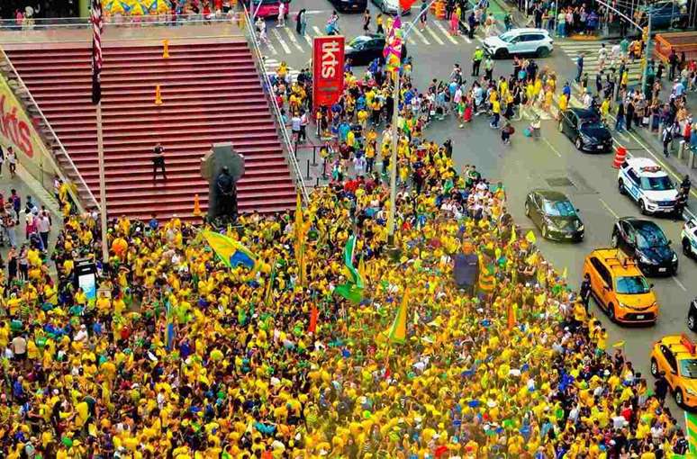 Torcida brasileira na Time Square &ndash;