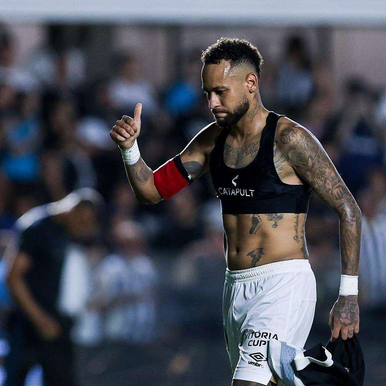 Jogadores brasileiros como Neymar usam coletes inteligentes durante treinos e jogos pelos seus clubes