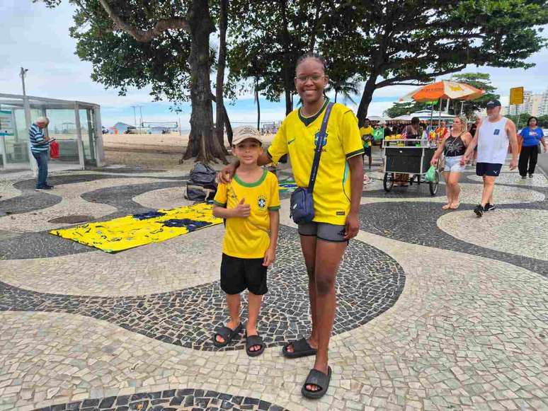 Torcedores de todas as idades se re&uacute;nem em Copacabana vestidos com a camisa do Brasil &ndash;