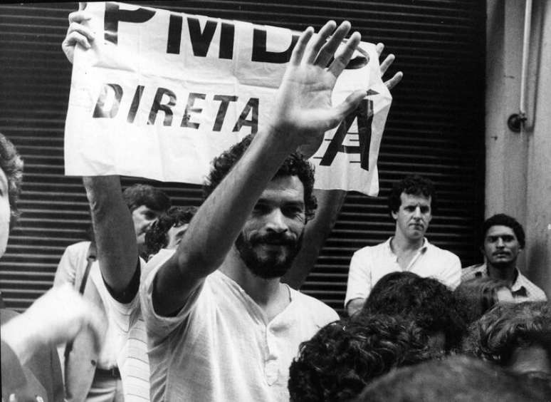 S&oacute;crates, jogador do Corinthians e da sele&ccedil;&atilde;o brasileira, durante passeata a favor do voto direto a presidente do Brasil em abril de 1984. Ele foi citado pelo prefeito de Nova York, Zohran Mandani, em v&iacute;deo postado antes do jogo entre Brasil e Marrocos na Copa do Mundo.