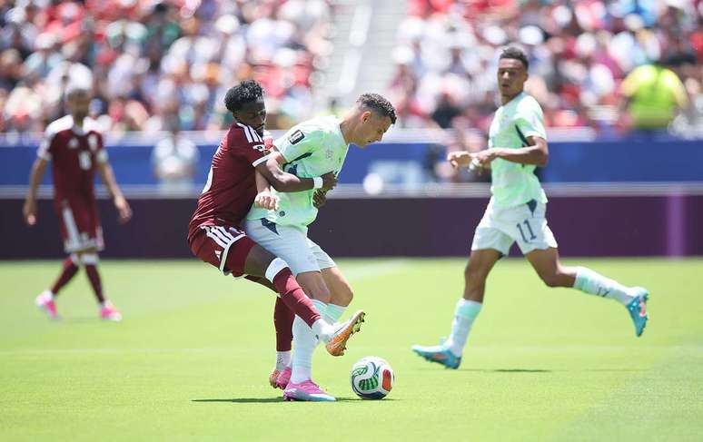 Qatar e Su&iacute;&ccedil;a ficam no 1 a 1 pelo Grupo B da Copa. No lance, Xhaka recebe marca&ccedil;&atilde;o Abdurisag.