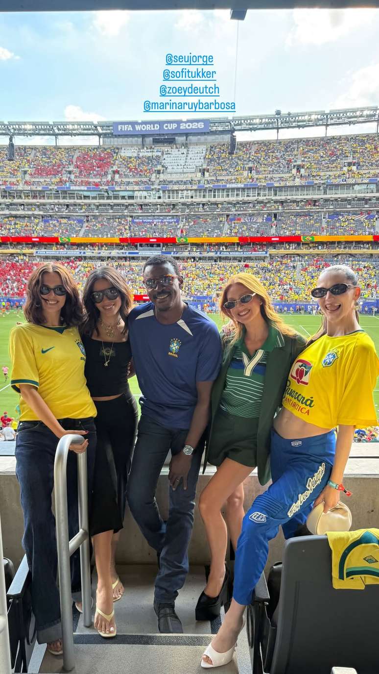 Anitta, Seu Jorge, Marina Ruy Barbosa e amigas famosas no jogo do Brasil