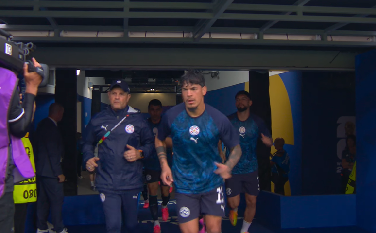 Sele&ccedil;&atilde;o do Paraguai sobe ao gramado para aquecer antes de estreia na Copa do Mundo
