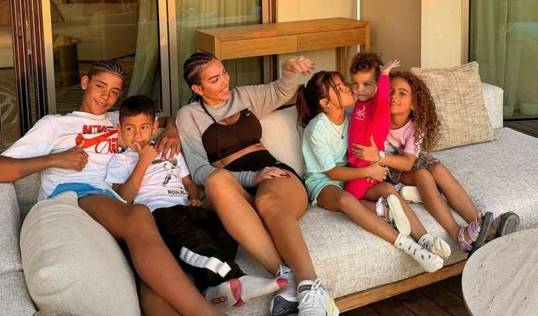 Georgina Rodríguez não economiza e mansão de CR7 é palco de festão de aniversário de 9 anos dos filhos gêmeos com o jogador. Veja!.
