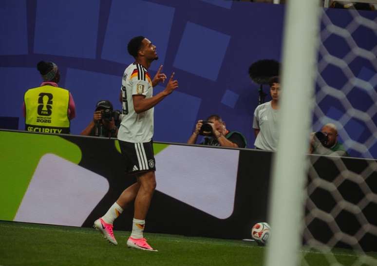 Nmecha celebra o primeiro gol da Alemanha. Ele ainda sofreria o p&ecirc;nalti que geraria o terceiro gol alem&atilde;o.