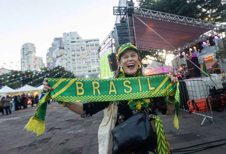 Festa junina no Largo da Batata na zona oeste; no detalhe, a aposentada Odete Noronha, 69 anos.