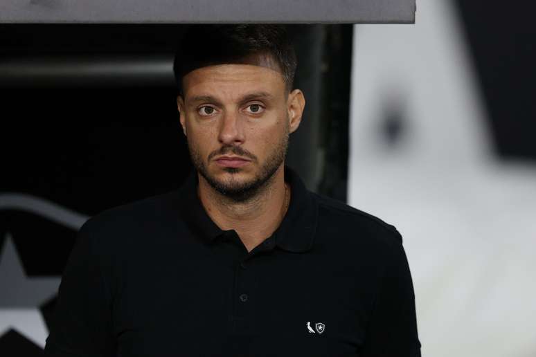 RIO DE JANEIRO, BRAZIL &ndash; JANUARY 29: Martin Anselmi head coach of Botafogo looks on prior to the match between Botafogo and Cruzeiro as part of Brasileirao 2026 at Estadio Olimpico Nilton Santos on January 29, 2026 in Rio de Janeiro, Brazil. (Photo by Wagner Meier/Getty Images)