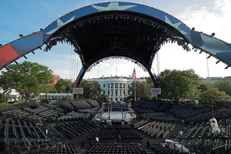 Constru&ccedil;&atilde;o do "Claw" do Ultimate Fighting Championship (UFC) e do oct&oacute;gono no gramado sul da Casa Branca em 11 de junho de 2026, em Washington, DC.