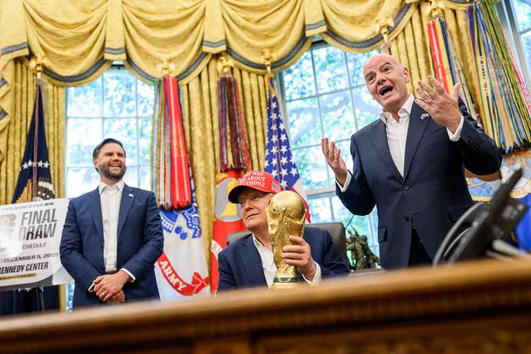 Donald Trump ao lado de Gianni Infantino, presidente da Fifa &ndash; Daniel Torok / White House