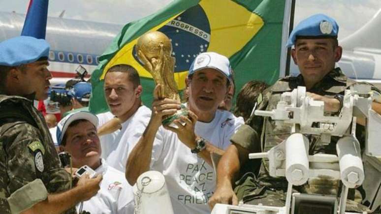 A seguran&ccedil;a foi refor&ccedil;ada quando o Brasil visitou o Haiti com a ta&ccedil;a da Copa do Mundo em 2004