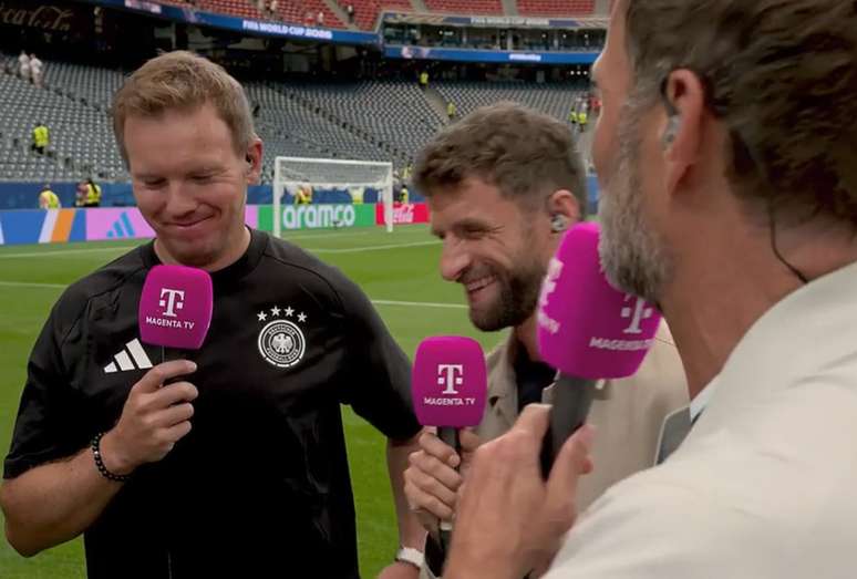 Klopp (&agrave; direita) e Nagelsmann (&agrave; esquerda) se encontram ap&oacute;s pol&ecirc;mica do ex-t&eacute;cnico do Liverpool. Entre eles, Thomas M&uuml;ller.