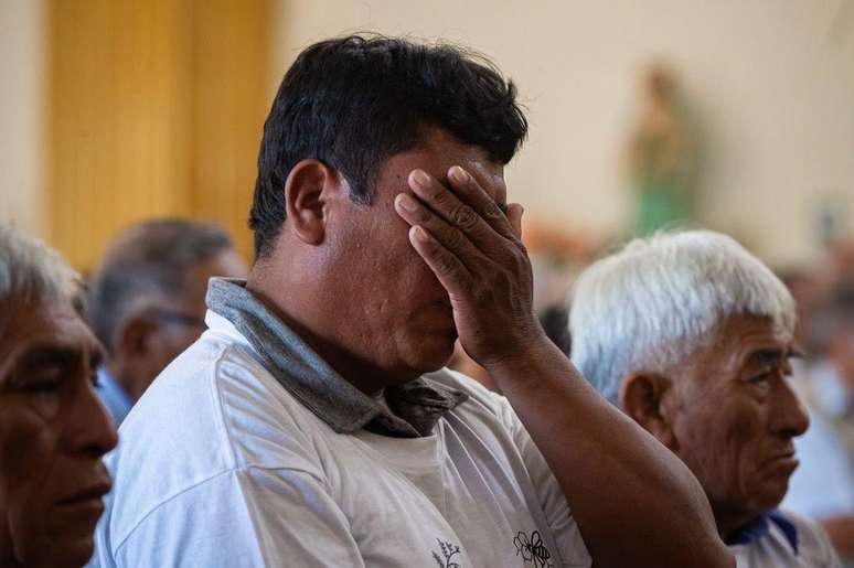 Percy Meza se emociona durante a missa realizada em Catacaos.