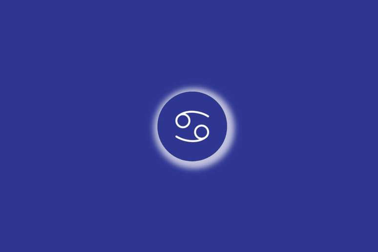 Ilustra&ccedil;&atilde;o do signo de c&acirc;ncer em um c&iacute;rculo azul, com luz branca ao redor, sobre um fundo azul