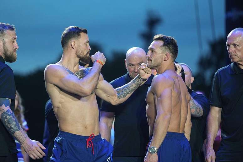 Os lutadores peso-leve do UFC Mauricio Ruffy e Michael Chandler se encaram durante a pesagem