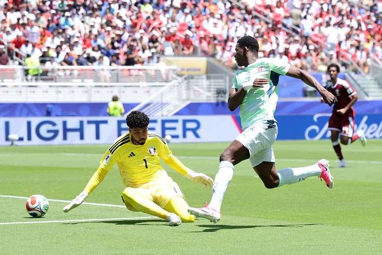 Embolo tenta finalizar para a su&iacute;&ccedil;a. Mas o goleiro Abunada, atento, fecha o espa&ccedil;o. E bola vai para fora.