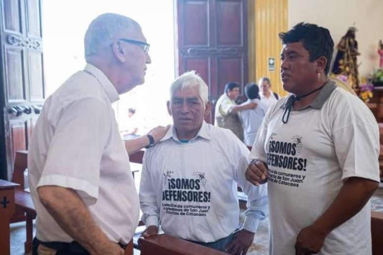 Percy Maza, &agrave; direita, conversa com o arcebispo de Lima, Carlos Castillo Mattasoglio.