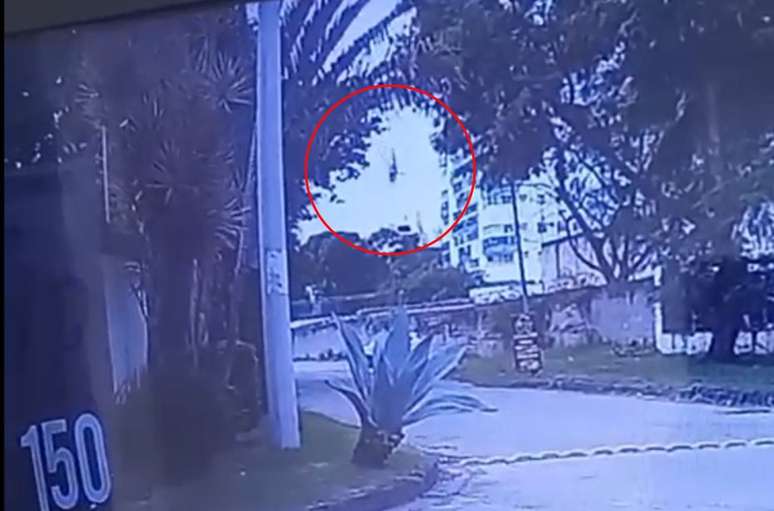 C&acirc;mera de seguran&ccedil;a flagra momento da queda de helic&oacute;ptero no Rio