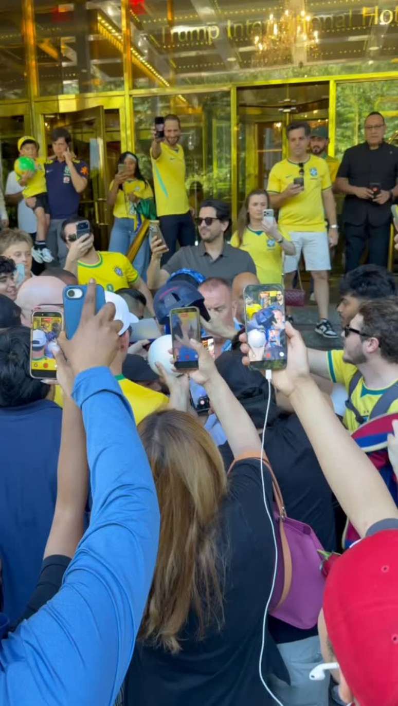 Ronaldinho Ga&uacute;cho &eacute; tietado por multid&atilde;o nos Estados Unidos