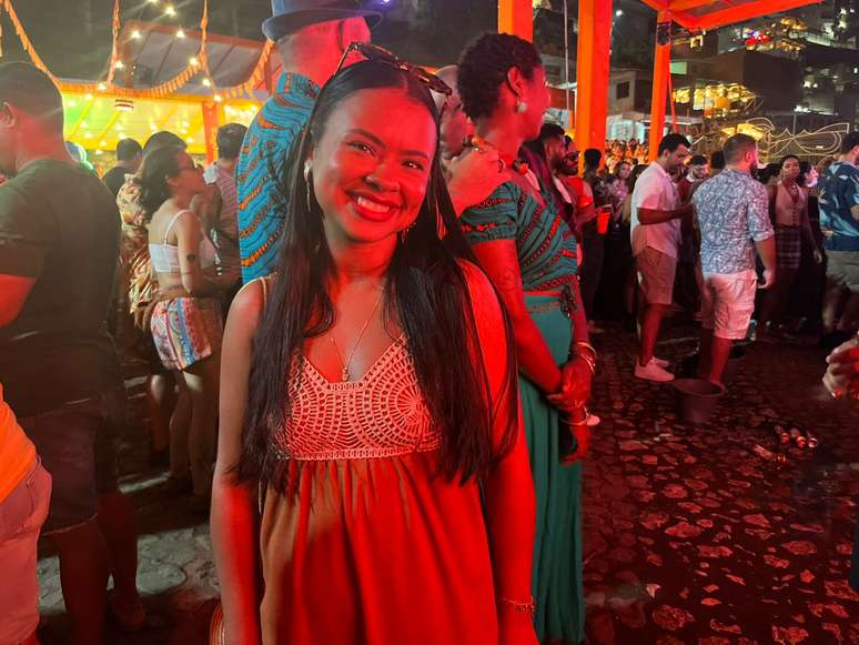 Thainara Carvalho, de 31 anos, relaciona a m&uacute;sica Um dia te encontro a um amigo que mora em outro Estado