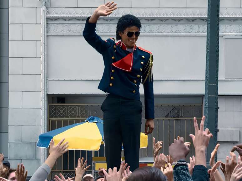 No caso espec&iacute;fico de &ldquo;Michael&rdquo;, o recorte at&eacute; a turn&ecirc; &ldquo;Bad&rdquo; privilegia anos de forte exposi&ccedil;&atilde;o midi&aacute;tica e consolida&ccedil;&atilde;o do t&iacute;tulo de &ldquo;Rei do Pop&rdquo; &ndash; Divulga&ccedil;&atilde;o
