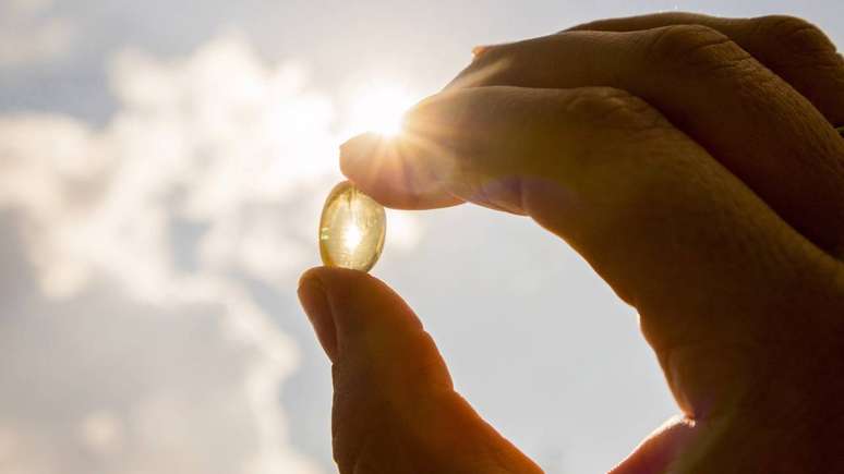 A vitamina D, por sua vez, depende em grande parte da exposi&ccedil;&atilde;o solar controlada. Pequenos per&iacute;odos ao ar livre, com &aacute;reas descobertas da pele, em hor&aacute;rios seguros, costumam contribuir para n&iacute;veis adequados, desde que n&atilde;o haja orienta&ccedil;&otilde;es m&eacute;dicas contr&aacute;rias &ndash; depositphotos.com / FotoHelin