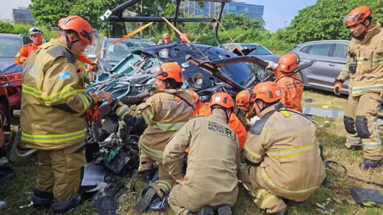 De acordo com informa&ccedil;&otilde;es divulgadas por autoridades locais, os dois helic&oacute;pteros colidiram em voo, resultando em um impacto fatal para todos os ocupantes envolvidos &ndash; &Acirc;ngela Goes/CBMERJ