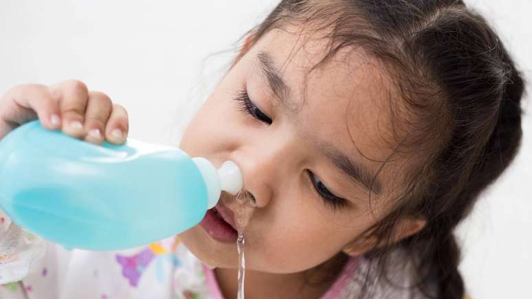 Entre as formas de aliviar os sintomas da rinite est&aacute; a lavagem nasal com soro fisiol&oacute;gico para remover part&iacute;culas irritantes e fluidificar secre&ccedil;&otilde;es &ndash; depositphotos.com / escapejaja