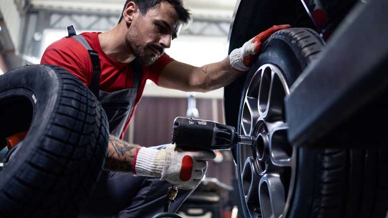 Com a populariza&ccedil;&atilde;o dos ve&iacute;culos automotores no s&eacute;culo XX, a vulcaniza&ccedil;&atilde;o se tornou pe&ccedil;a central para o setor automotivo &ndash; depositphotos.com / alex.wolf