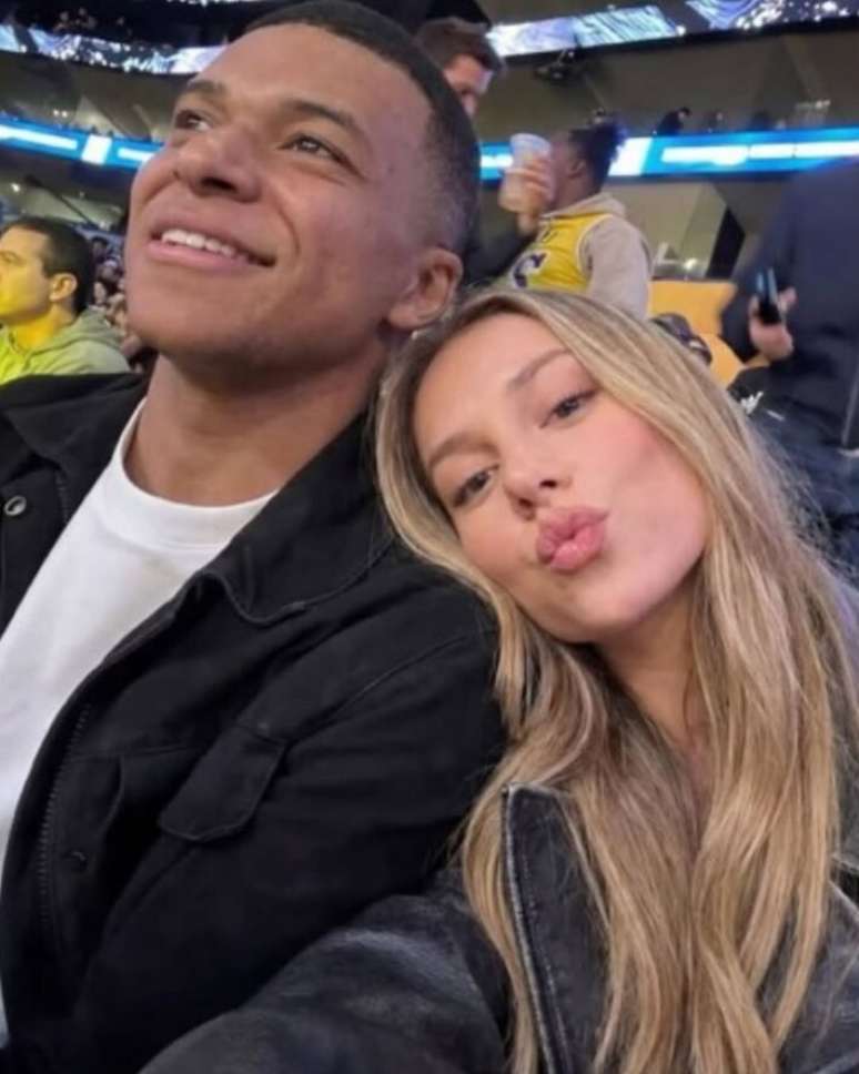Ester Exp&oacute;sito e Kylian Mbapp&eacute;