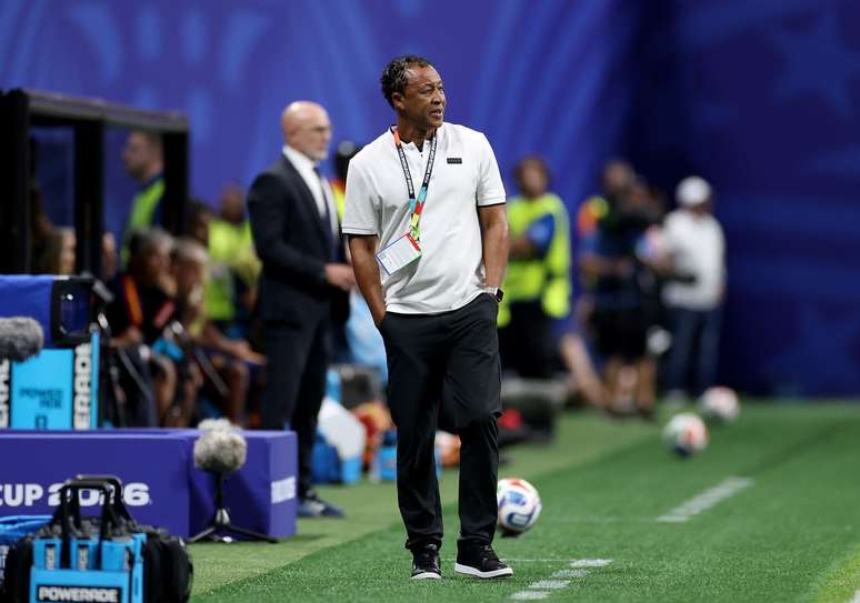 Bubista,&nbsp;t&eacute;cnico de Cabo Verde, observa com tranquilidade o comportamento do time no empate com a Espanha.