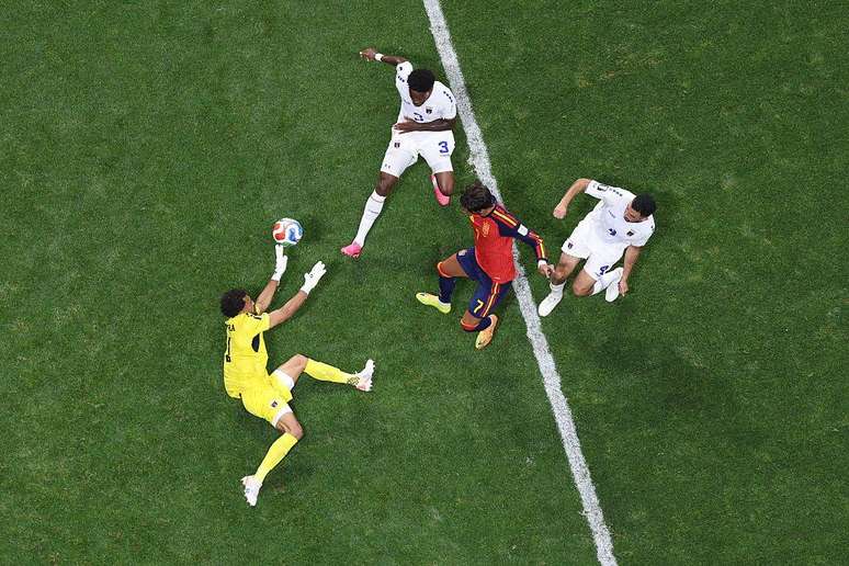 Vozinha fez in&uacute;meras defesas durante o jogo de estreia na Copa, formando um verdadeiro 'pared&atilde;o' contra a Espanha