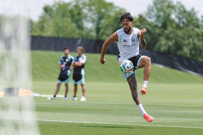 Nico Gonz&aacute;lez pode atuar em uma linha defensiva com cinco jogadores &ndash;