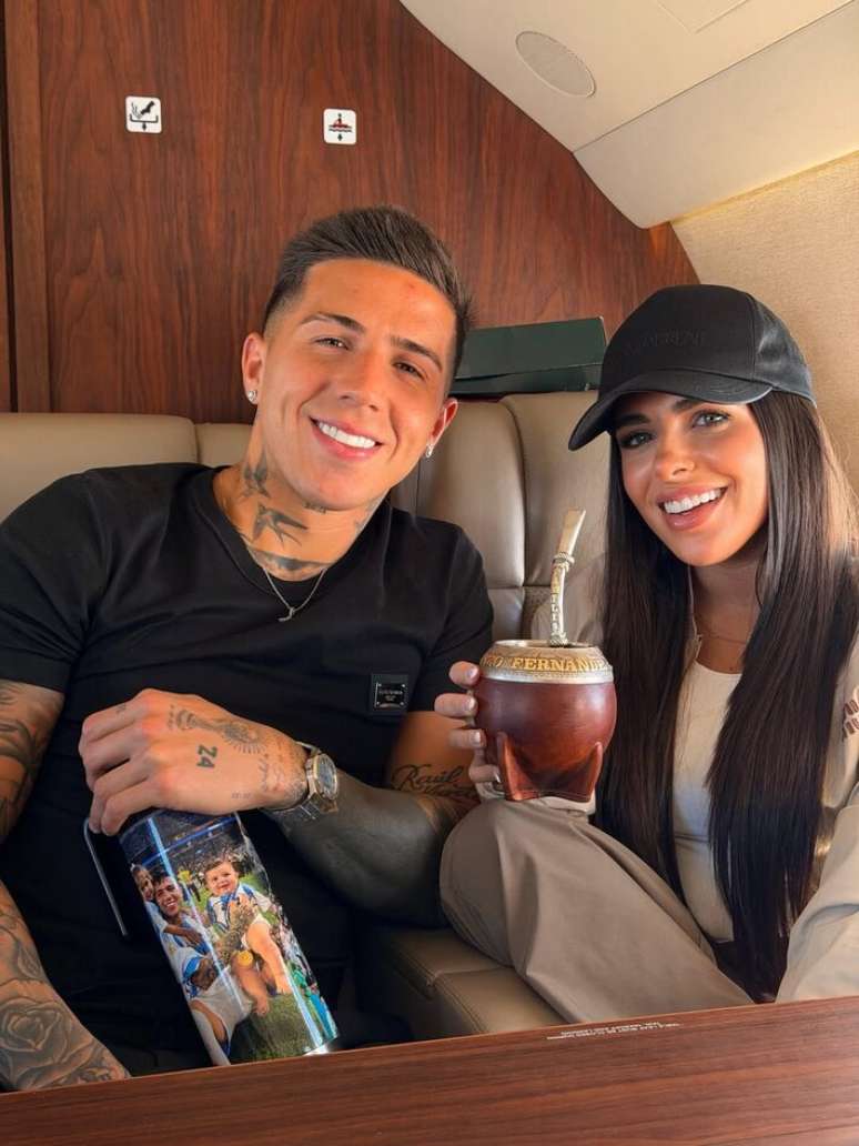 Enzo Fern&aacute;ndez e Valentina come&ccedil;aram a namorar em 2018, na Argentina, e tem dois filhos juntos