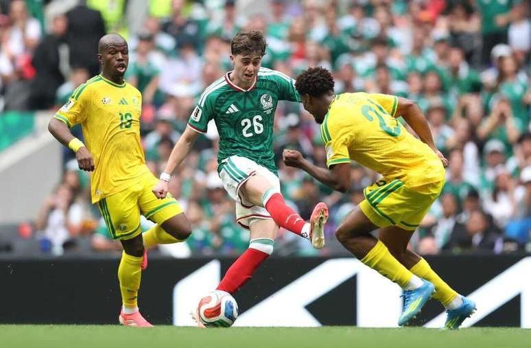 Brian Guti&eacute;rrez deve ser um dos escolhidos para deixar o time titular do M&eacute;xico contra a Coreia &ndash;