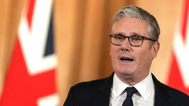 Keir Starmer, primeiro-ministro do Reino Unido, em entrevista coletiva em Londres sobre a proibi&ccedil;&atilde;o das redes sociais para menores de 16 anos