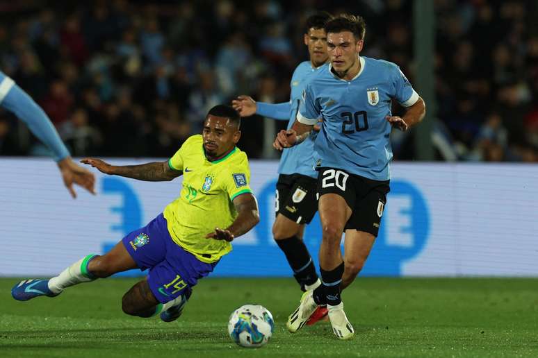 Manuel Ugarte (&agrave; direita) em duelo contra o Brasil em 2023 (