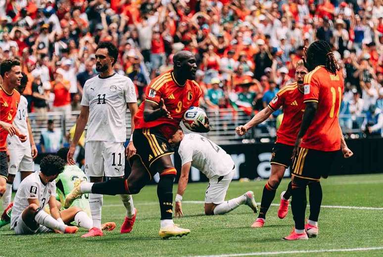 Lukaku comemora o gol belga. Foi contra, de Hany, mas s&oacute; saiu por causa de sua participa&ccedil;&atilde;o decisiva no lance.