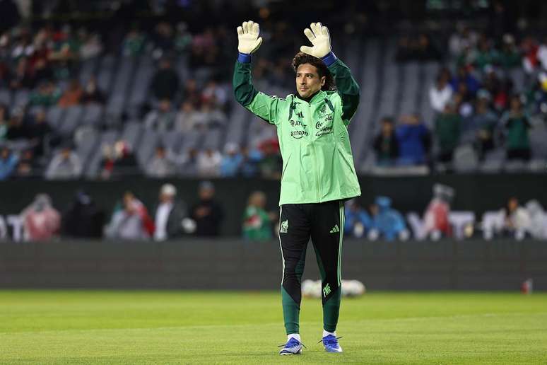 Ochoa faz sauda&ccedil;&atilde;o aos torcedores do M&eacute;xico em amistoso &ndash;