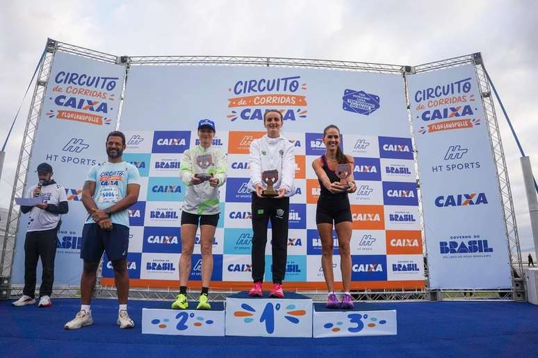 P&oacute;dio feminino dos 10 km (Foto: Fernanda Paradizo / HT Sports)